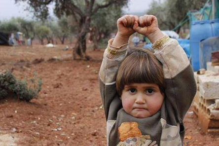 Ni&ntilde;a siria confundi&oacute; c&aacute;mara con arma y se rinde