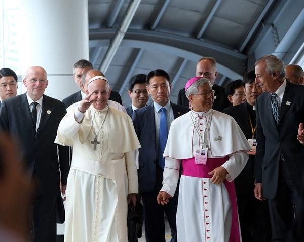 Papa Francisco cambia helic&oacute;ptero por tren en Corea y sorprende a cientos de viajeros