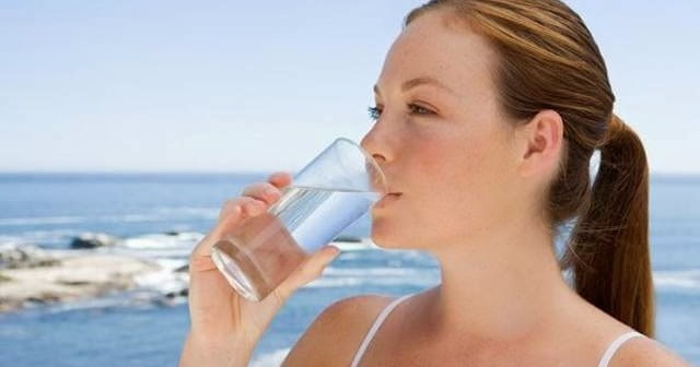  Beneficios de tomar agua con el est&oacute;mago vac&iacute;o