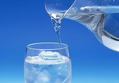 Peligros de tomar agua fr&iacute;a despu&eacute;s de comer