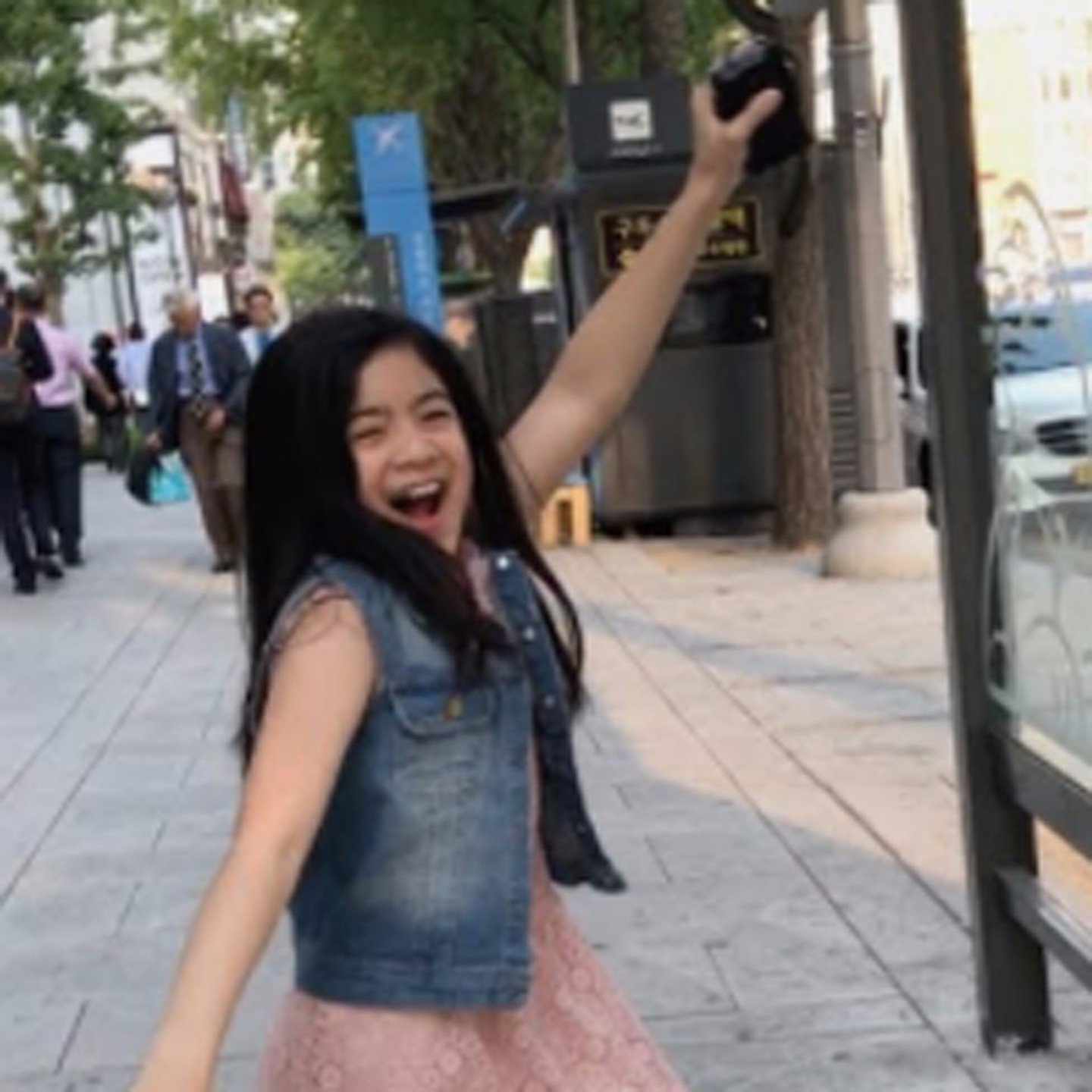 Esta ni&ntilde;a literalmente deja todo para bailar cada vez que escucha "Despacito"