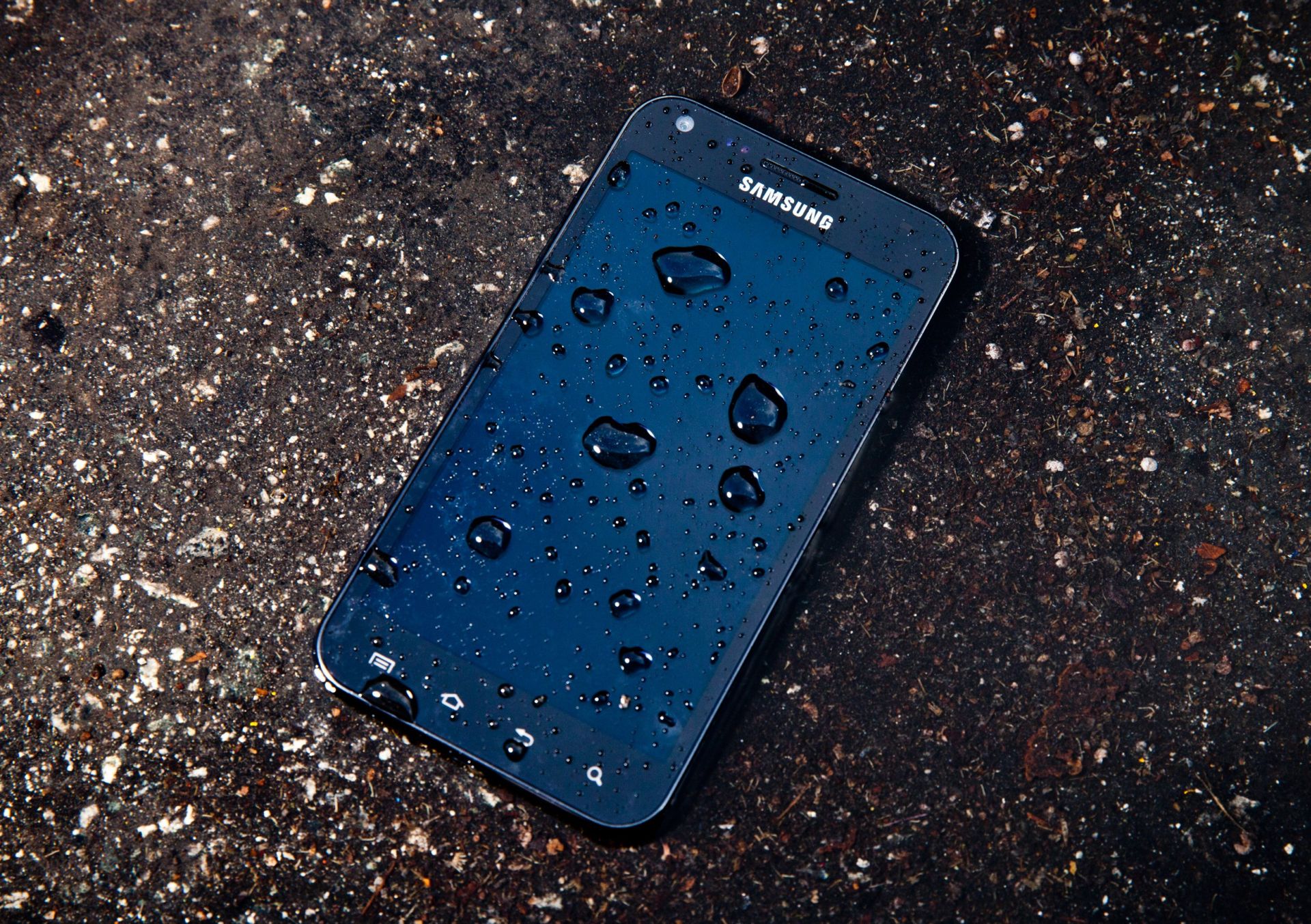 &iquest;Qu&eacute; hacer cuando se te moja el celular?