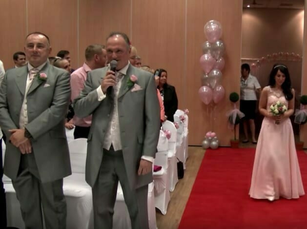 Novio canta Elvis cuando novia llega al altar, de repente los invitados no evitan escalofr&iacute;os