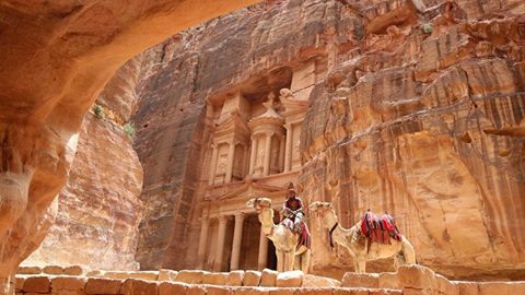 Descubren un nuevo monumento oculto bajo la arena en Petra: