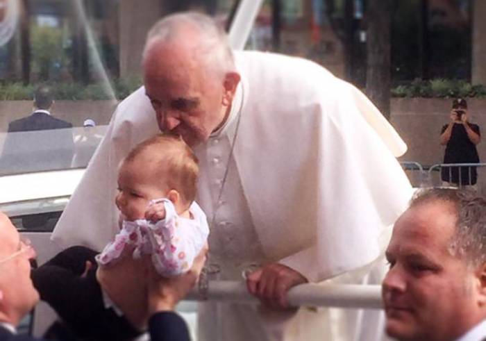 El beso del Papa que cur&oacute; el tumor de una beb&eacute;