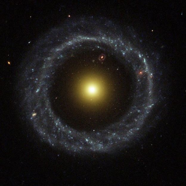 C&oacute;mo es la inusual galaxia circular que los astr&oacute;nomos acaban de fotografiar: