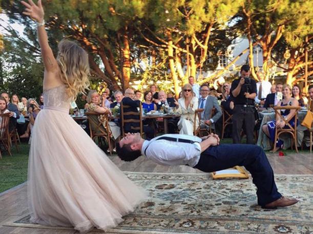 Novio realiza impresionante truco en su boda. &iexcl;Levita!