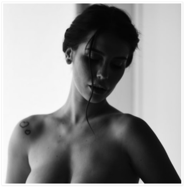 Casi completamente desnuda una mujer se ofrece a los hombres ... (Guy de Massillon)