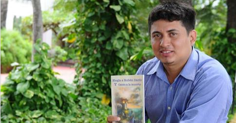 J&Oacute;VEN POETA  PUBLIC&Oacute; LIBRO EN HOMENAJE A RUB&Eacute;N DAR&Iacute;O.