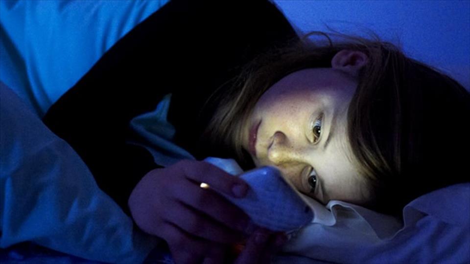 &iquest;Qu&eacute; problema puede traernos dormir con el celular prendido?