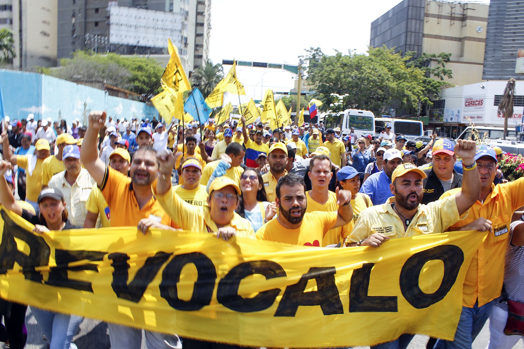 La oposici&oacute;n de Venezuela obtiene las firmas para activar el revocatorio contra Maduro