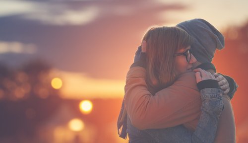 Estos son los beneficios psicol&oacute;gicos del abrazo