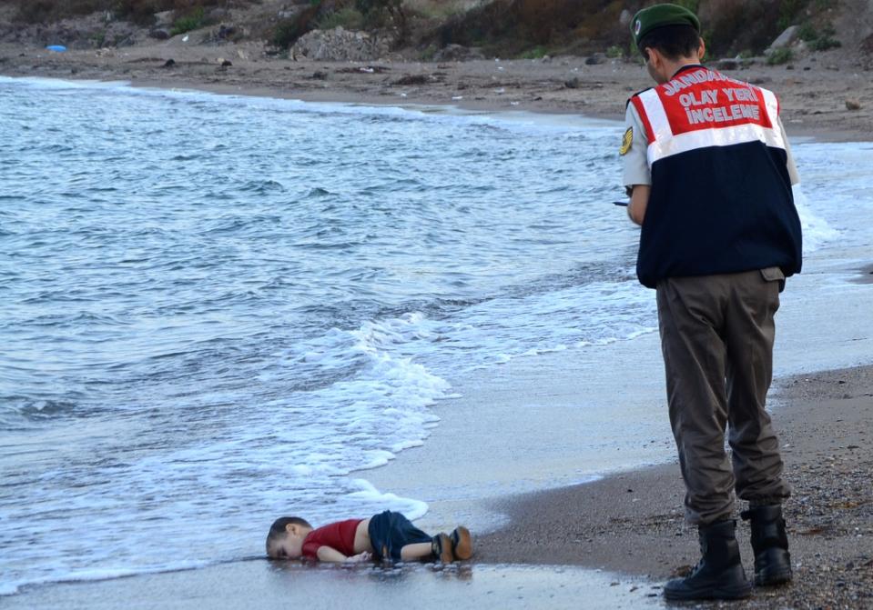 Migrant child's body on beach shocks Europe