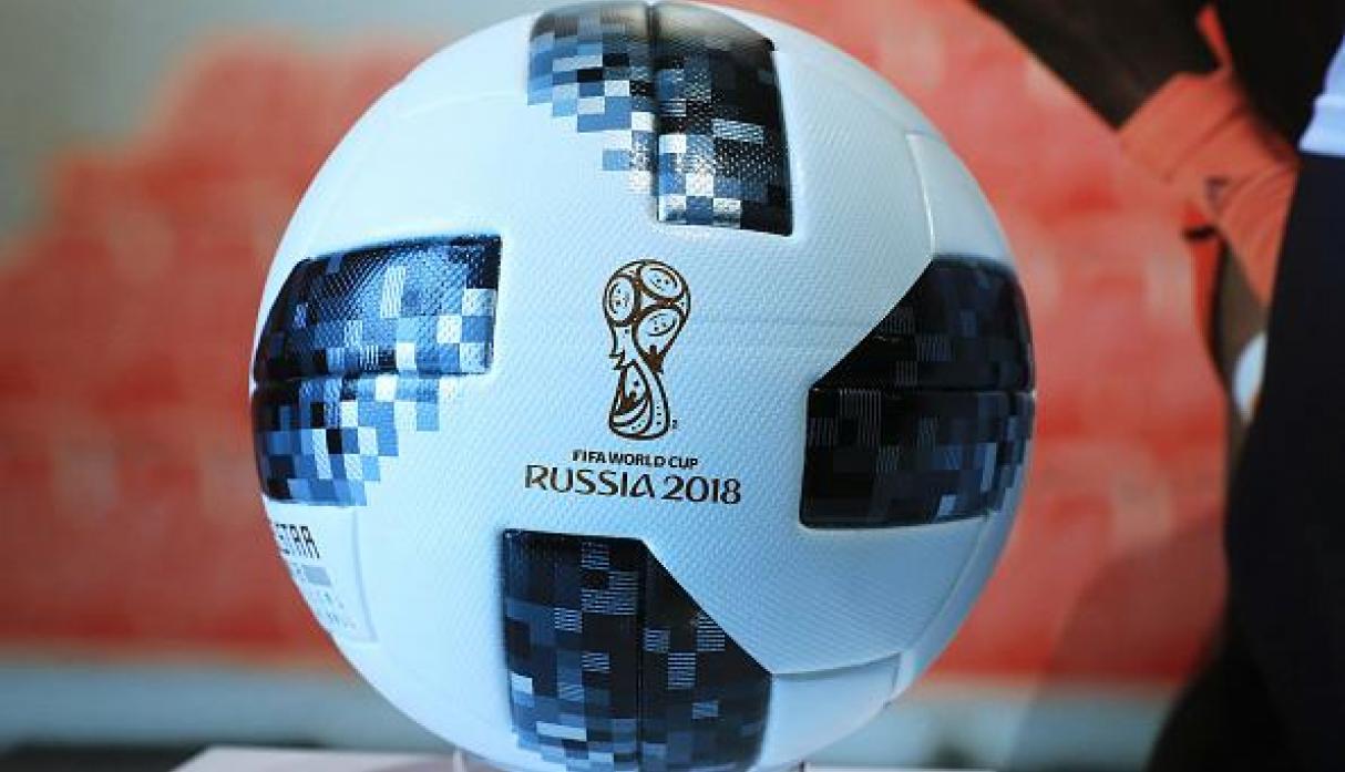 Bal&oacute;n y mascota del mundial Rusia 2018 viajan al espacio