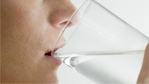 Beneficios de beber agua en ayunas