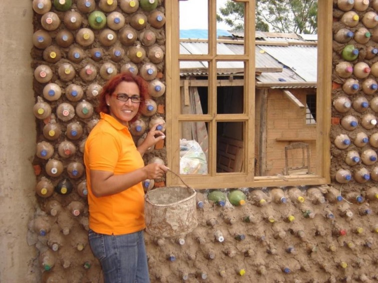 Una abogada boliviana hace casas con botellas para personas en situaci&oacute;n de extrema pobreza