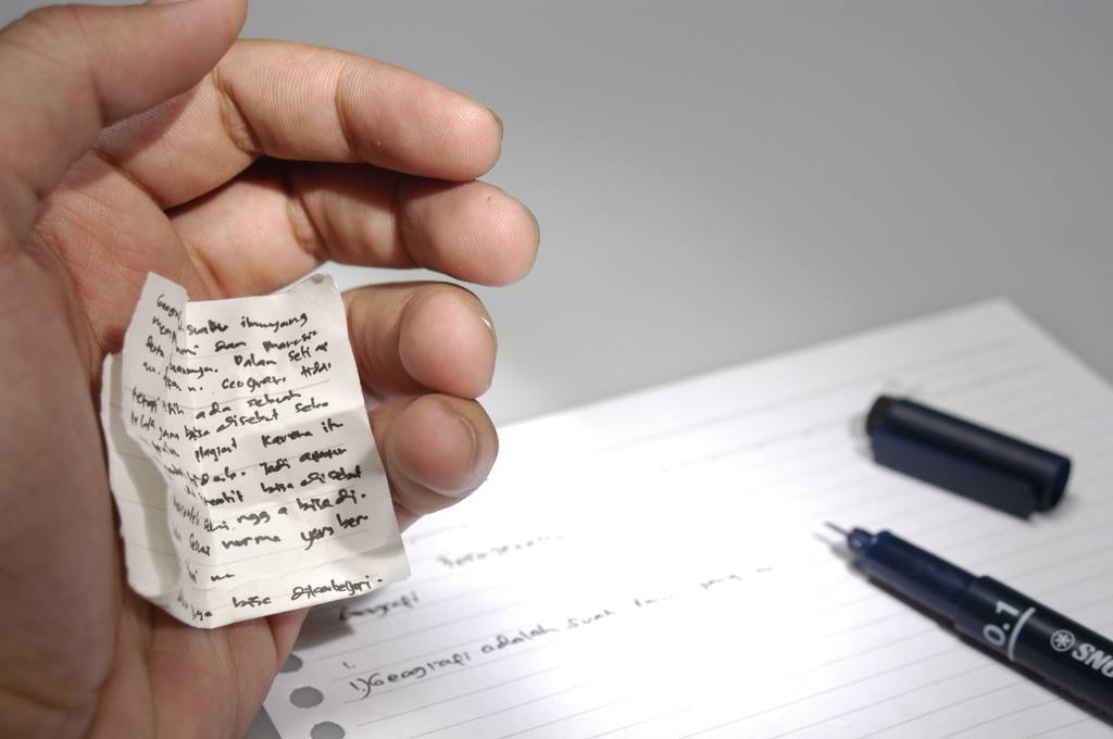 &iexcl;Ay de ti si piensas copiarte en un examen en este pa&iacute;s! Puedes ir a la c&aacute;rcel 