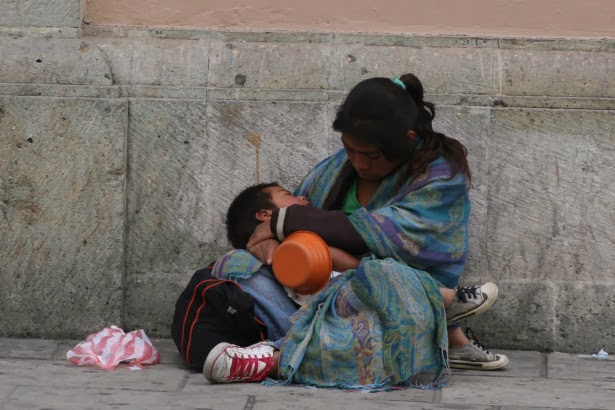 &iquest;Por qu&eacute; duerme el ni&ntilde;o de las que mendigan en la calle?