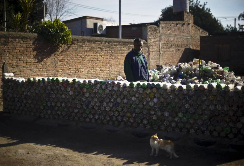 Ram&oacute;n tendr&aacute; casa por primera vez y estar&aacute; hecha con botellas de pl&aacute;stico