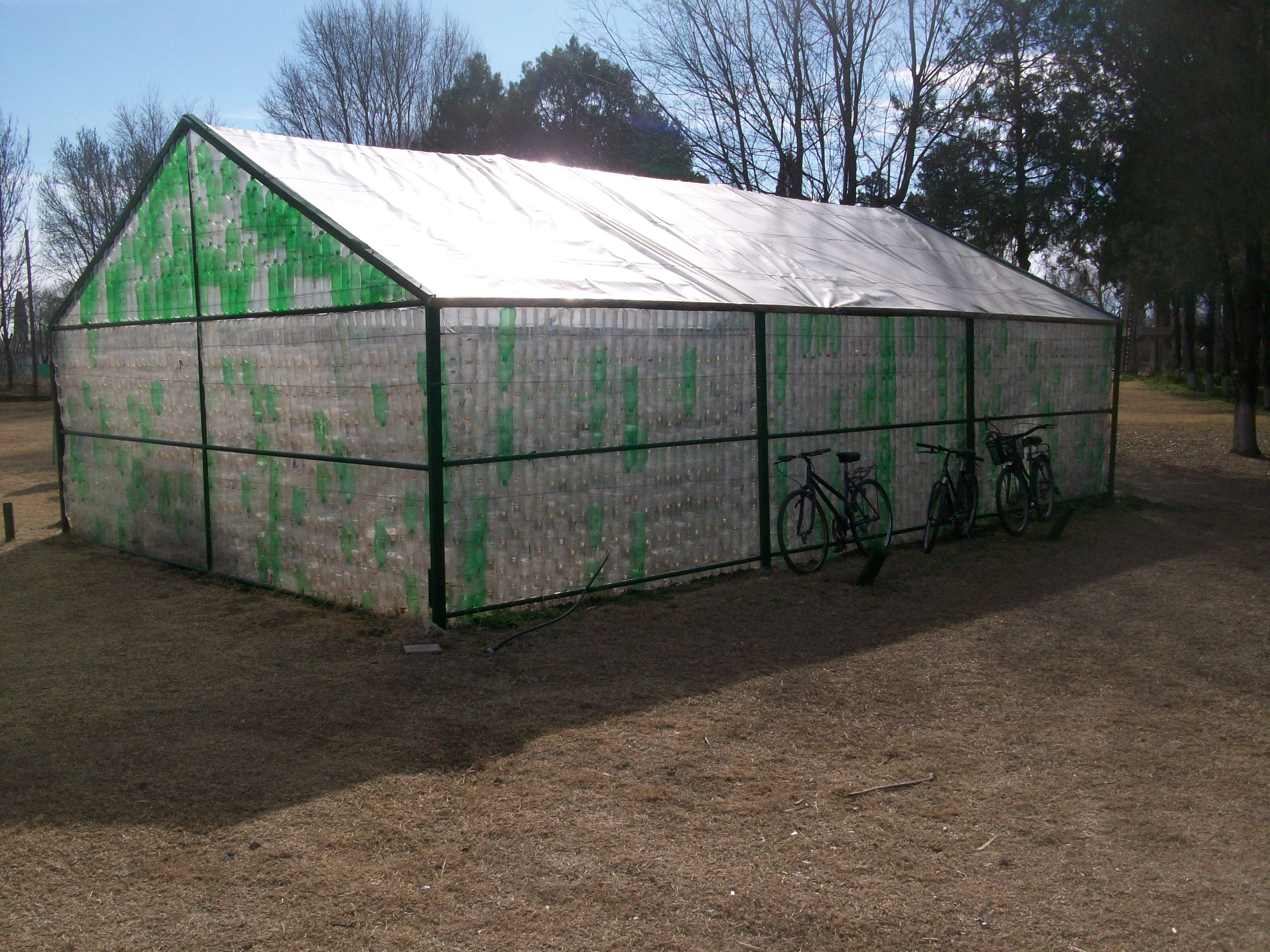 C&oacute;mo construir un invernadero reutilizando botellas de pl&aacute;stico