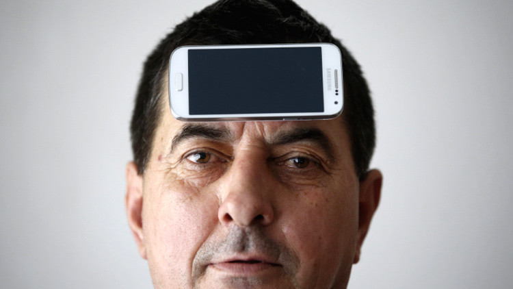  Fusi&oacute;n hombre y m&aacute;quina: el tel&eacute;fono m&oacute;vil del futuro se implantar&aacute; en la cabeza: