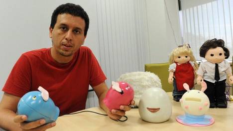 Crean un dispositivo para besarse por Internet