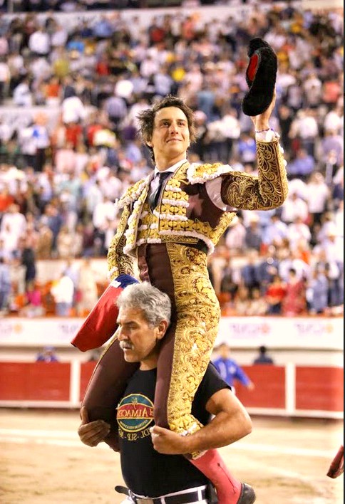 ROCA REY A HOMBROS EN AGUASCALIENTES  