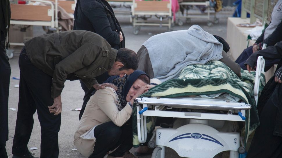 M&aacute;s de 400 fallecidos dej&oacute; el devastador terremoto de 7.3 grados en Ir&aacute;n