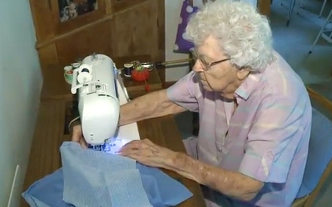 Una anciana de 99 a&ntilde;os cose un vestido cada d&iacute;a para los ni&ntilde;os necesitados de &Aacute;frica