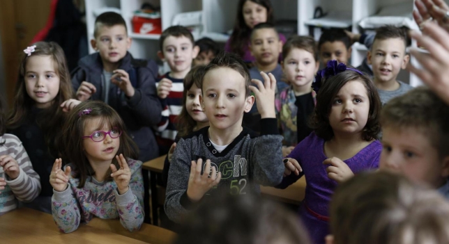 Los alumnos de una clase aprenden lengua de signos para comunicarse con un compa&ntilde;ero sordo