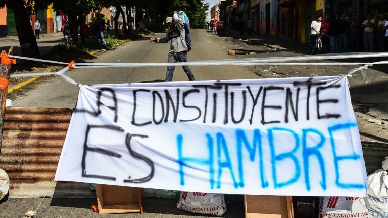 The United States freezes assets of 13 Venezuelans linked to the government of Nicol&aacute;s Maduro