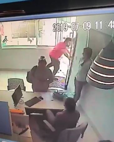 Hombre da su merecido a veterinaria que mat&oacute; a su perro