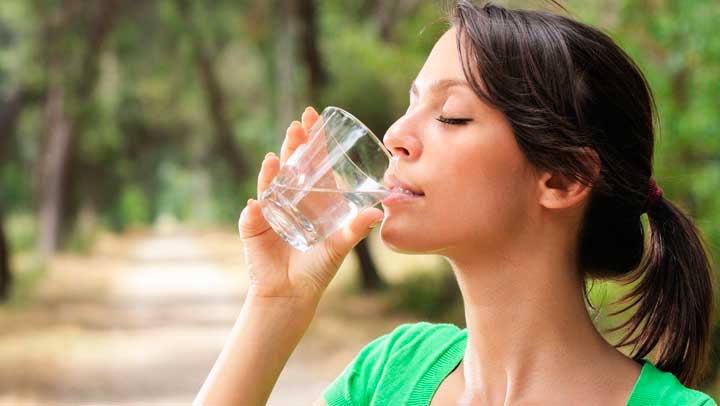 Sab&iacute;as que tomar agua con el est&oacute;mago vac&iacute;o es la mejor terapia del mundo