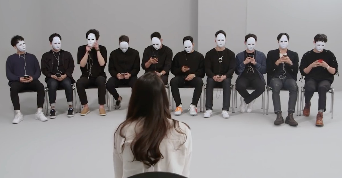 As&iacute; es el m&eacute;todo coreano para enamorarse: 10 chicos con 1 chica y ellos ocultan sus rostros
