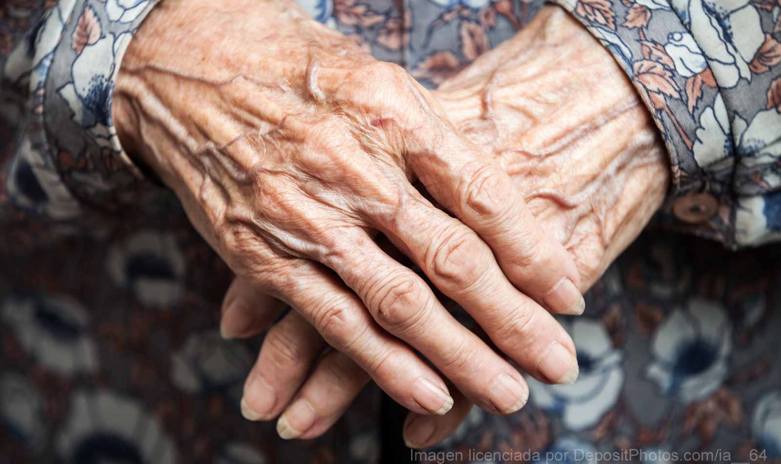 Abuela es maltratada, enga&ntilde;ada y abandonada por sus hijos en un aeropuerto 