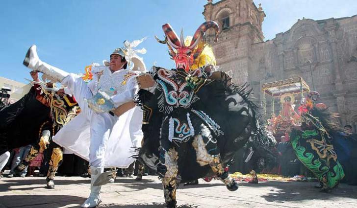 Fiesta de la Virgen de la Candelaria 2016: Pasacalle al borde del Titicaca
