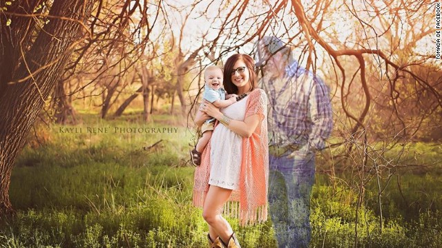  '&Eacute;l nos cuida': imagen de esposo fallecido en foto familiar sacude Internet