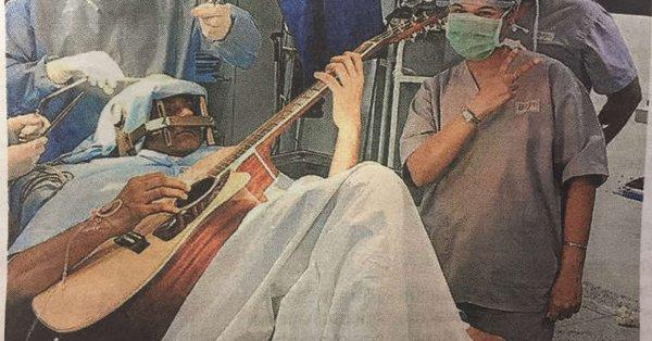 Paciente toca su guitarra en plena operaci&oacute;n 