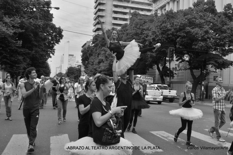  Abrazo simb&oacute;lico y movilizaci&oacute;n de trabajadores del Teatro Argentino 