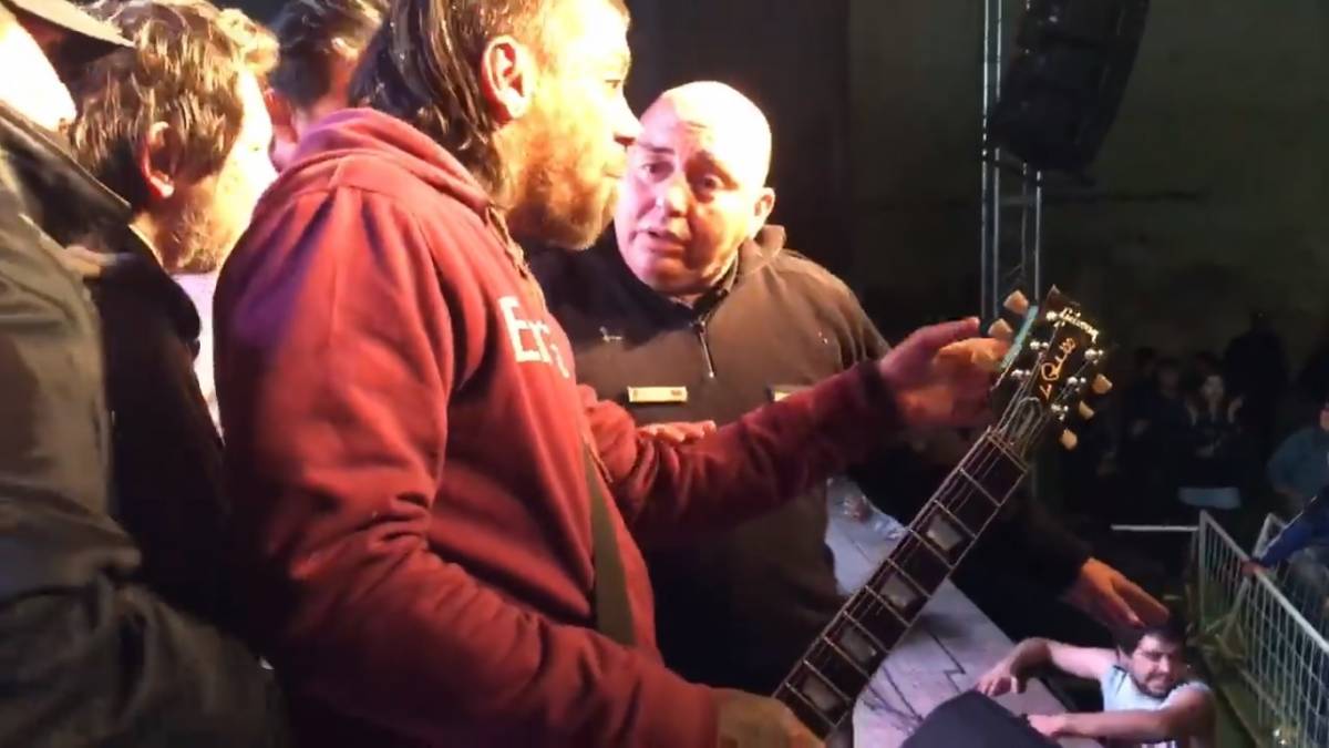 LA POLIC&Iacute;A DE SALTA SE SUBI&Oacute; AL ESCENARIO Y SUSPENDI&Oacute; UN SHOW DE 2 MINUTOS