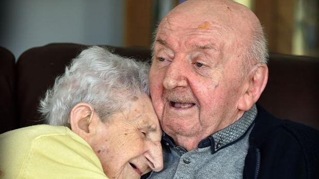 Con 98 a&ntilde;os, una madre decide mudarse a un asilo para ancianos y as&iacute; cuidar de su hijo de 80 a&ntilde;os