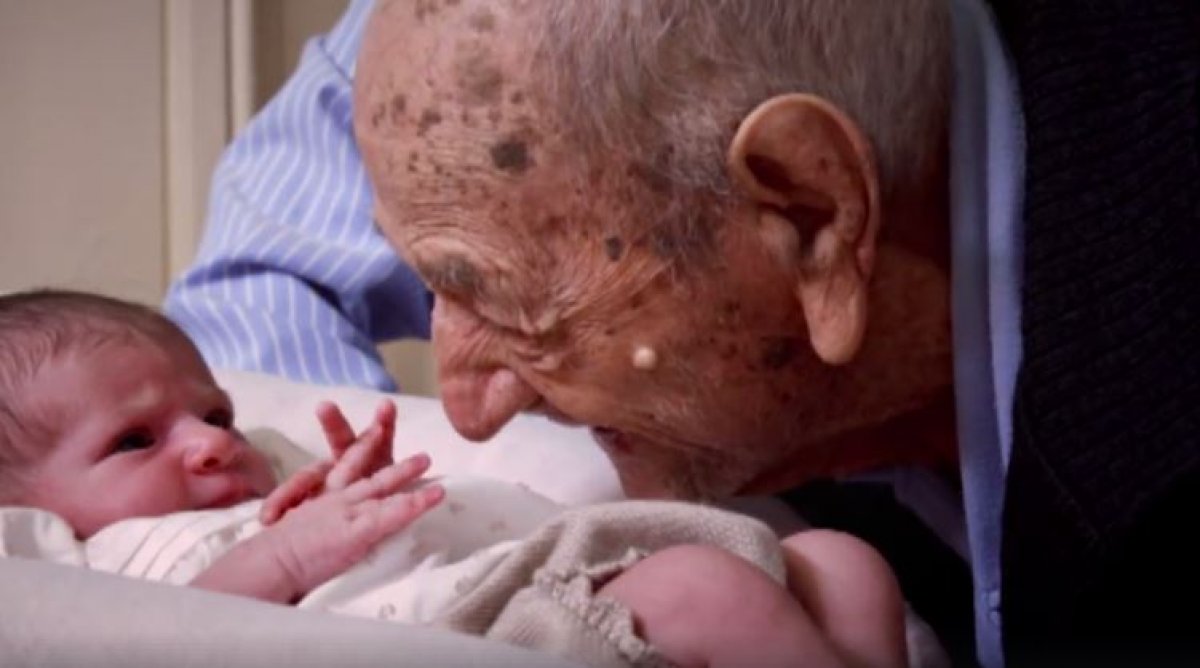 Anciano se enfrenta a ladr&oacute;n para resguardar a su nieta