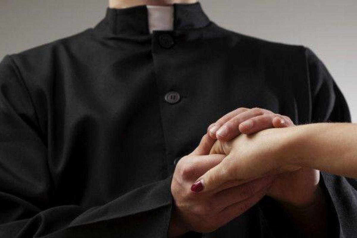 Un sacerdote fue acusado de asesinar a un monaguillo a martillazos