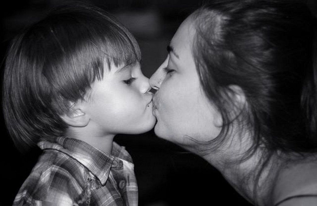 Por favor, no le pidan besos a mis hijos