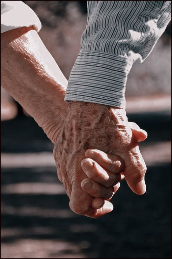  Cogidos de la mano, siempre.