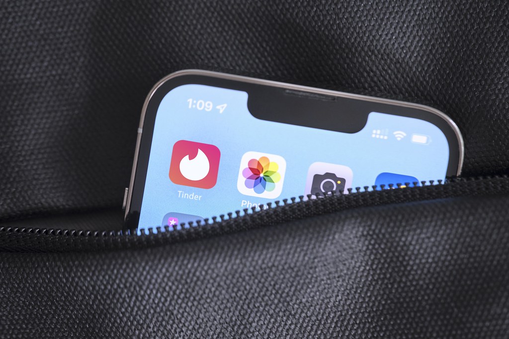 Cinco ciberpeligros de usar el email de la empresa para registrarse en Tinder