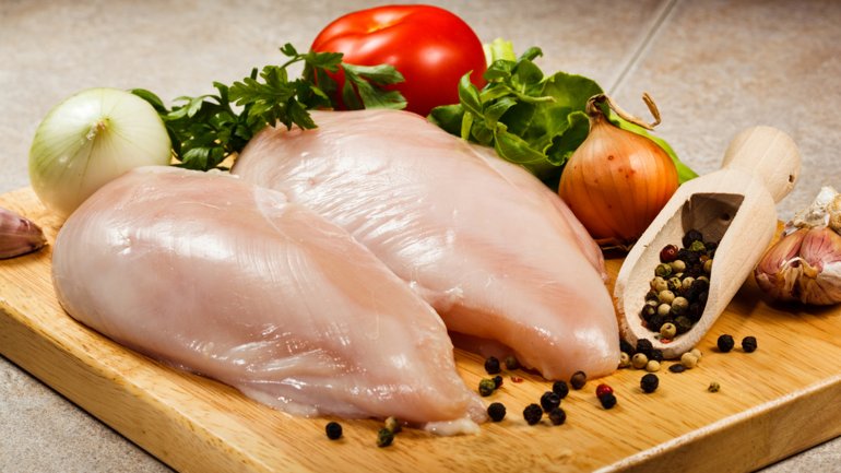 El riesgo de recalentar el pollo en el microondas