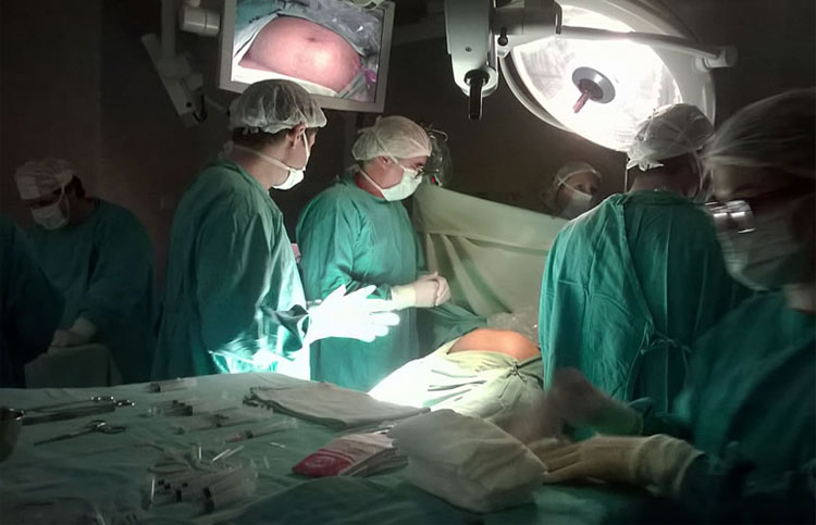 Naci&oacute; el beb&eacute; que fue operado dentro de la panza de su mam&aacute;