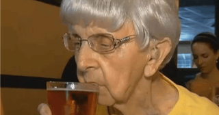 Tiene 102 a&ntilde;os y dice que el secreto de su buena salud es tomar cerveza