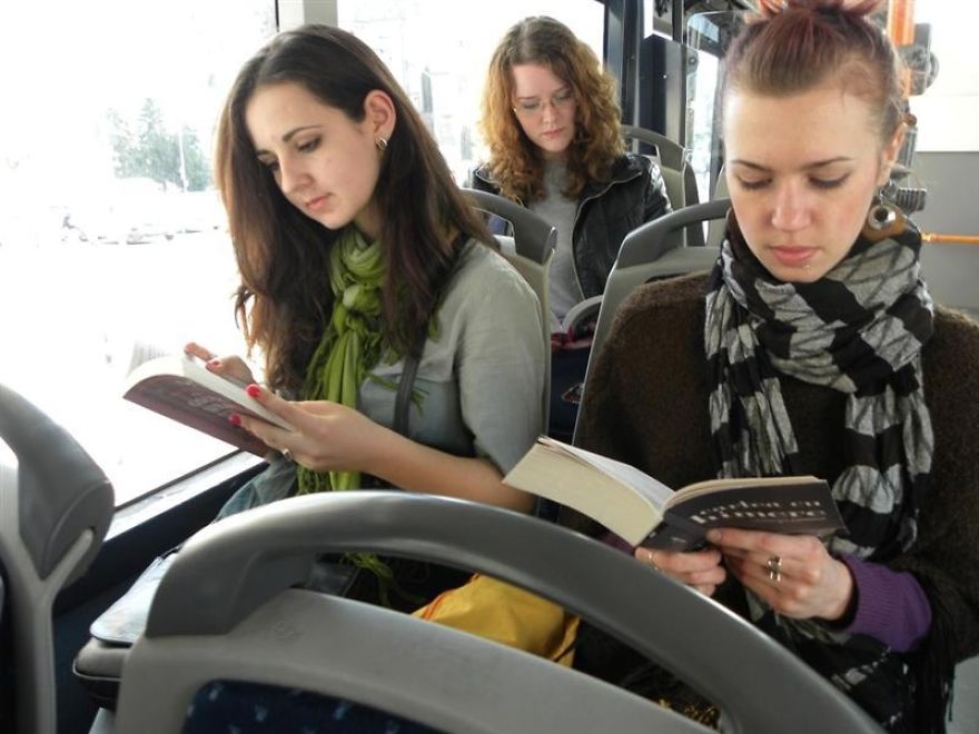 Ruman&iacute;a no cobra el trayecto en bus a los pasajeros que lo utilicen para leer